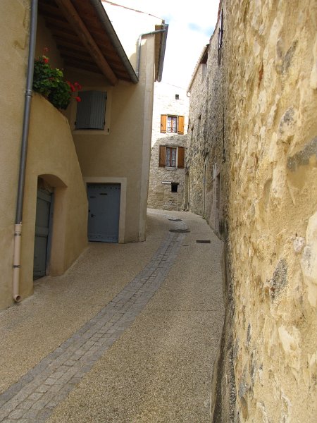 straatje aurel.jpg - De laatste foto van onze vakantie in de Vaucluse. Ene straatje in Aurel, maar hij kan moeiteloos passen in de vele dorpen die we de afgelopen twee weken op de fiets hebben aangedaan.
